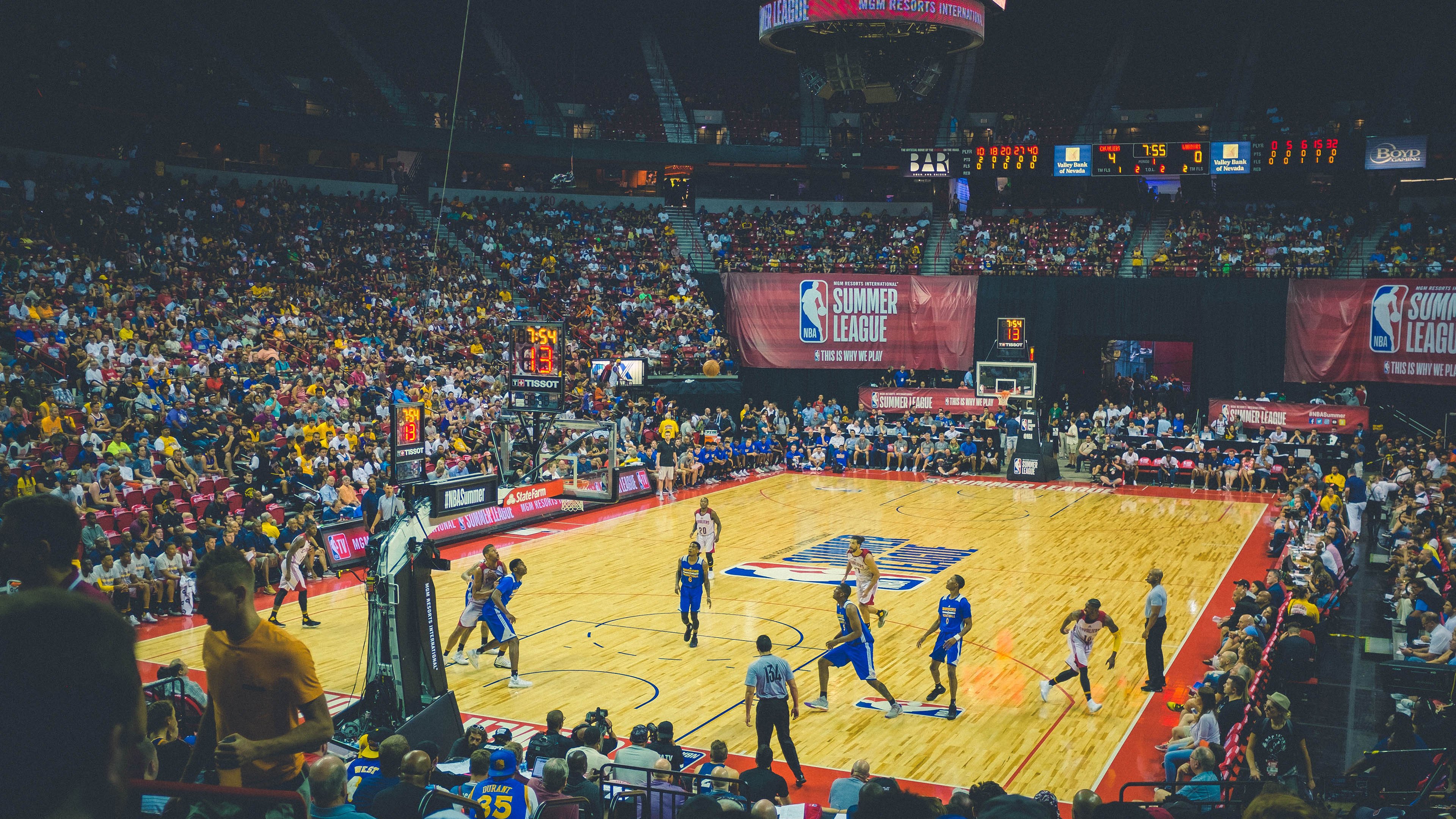湖人热火末节决战｜里夫斯三分一剑封喉 东契奇打2+1锦上添花，湖人队史三分