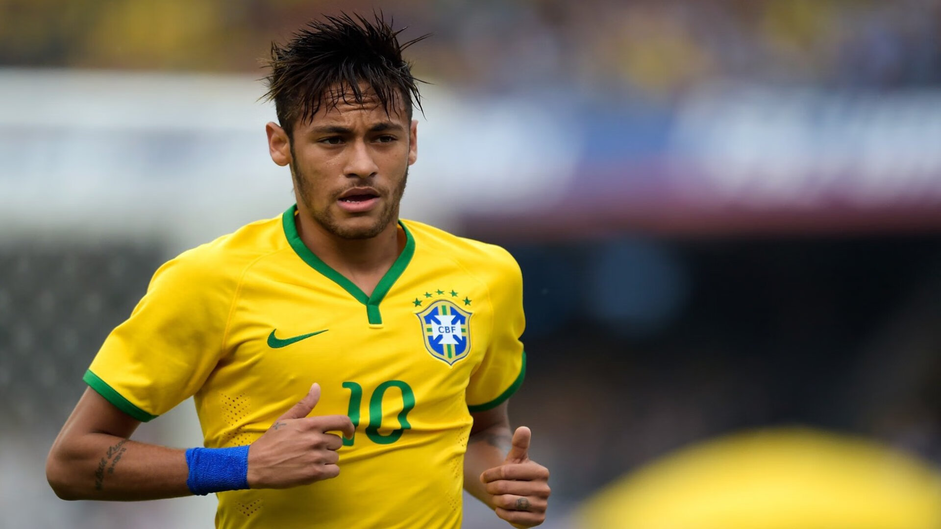 解说视角：解说团队对关键比赛的即时点评集锦，比赛解说员